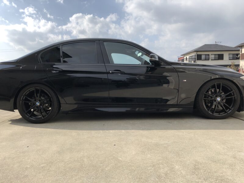 ブラックホイールを装着し車高を下げた黒いBMW F30 320i Mスポーツ。カスタム内容によって査定評価が分かれる例